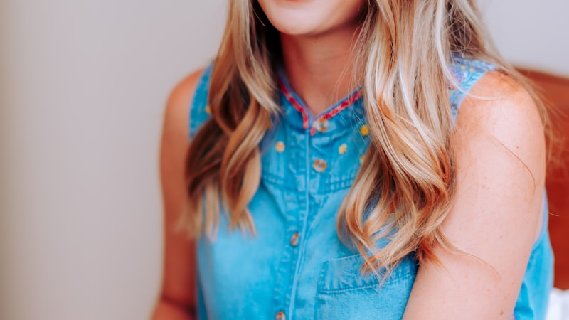 世界杯高清直播画面示例 - 足球比赛现场，球员正在激烈拼抢